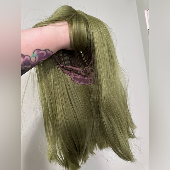 Medium Length Green Synthetic Wig With Bangs - Picture 1 of 4